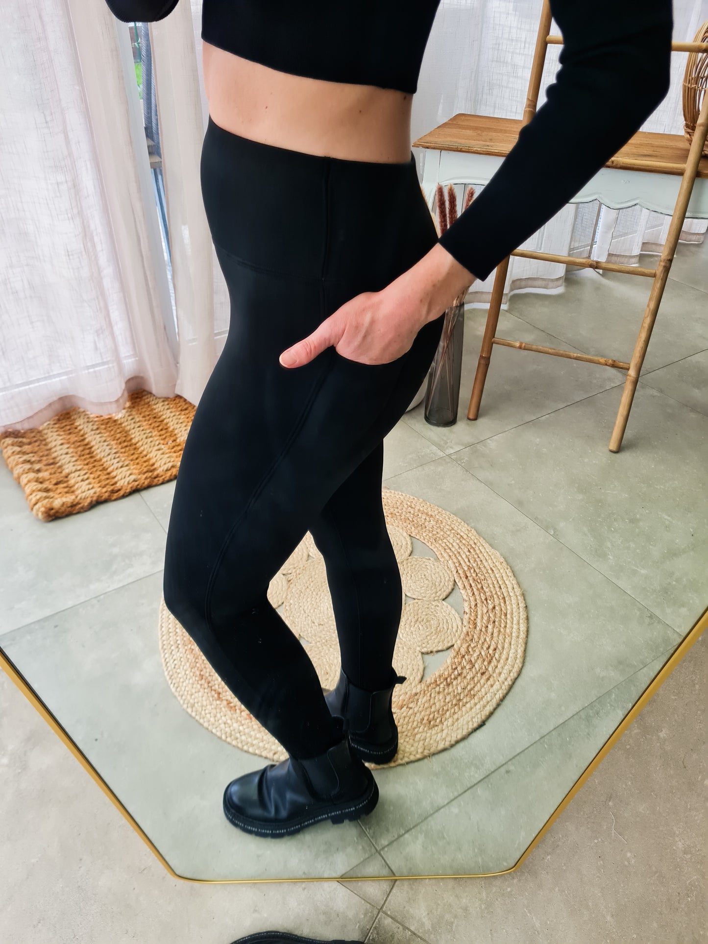 Hoch taillierte Thermo-Leggings mit Tasche - schwarz