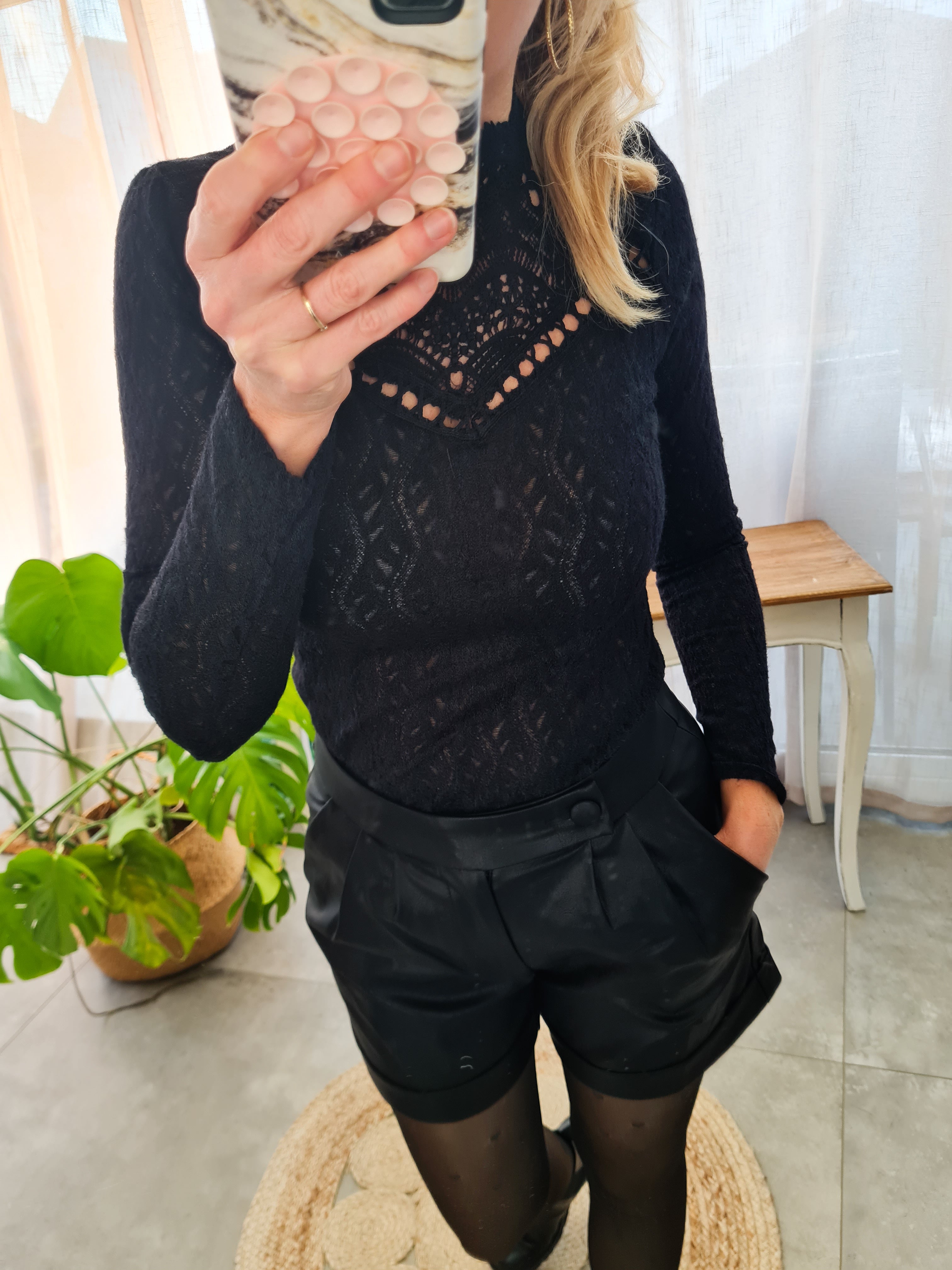 Cozy Spitzenbluse aus weichem Stoff - schwarz