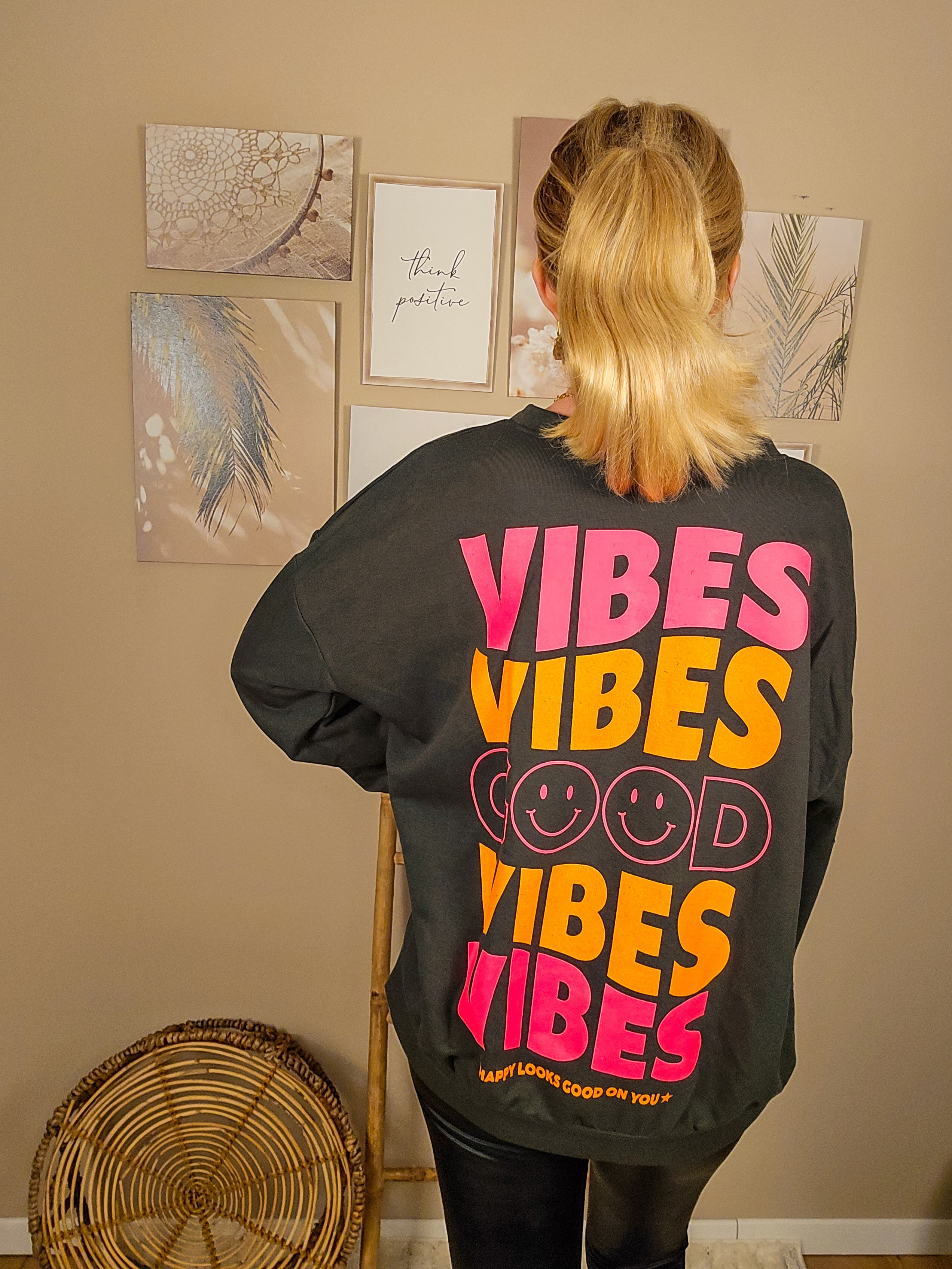 Statement Sweater "Good Vibes" - oliv